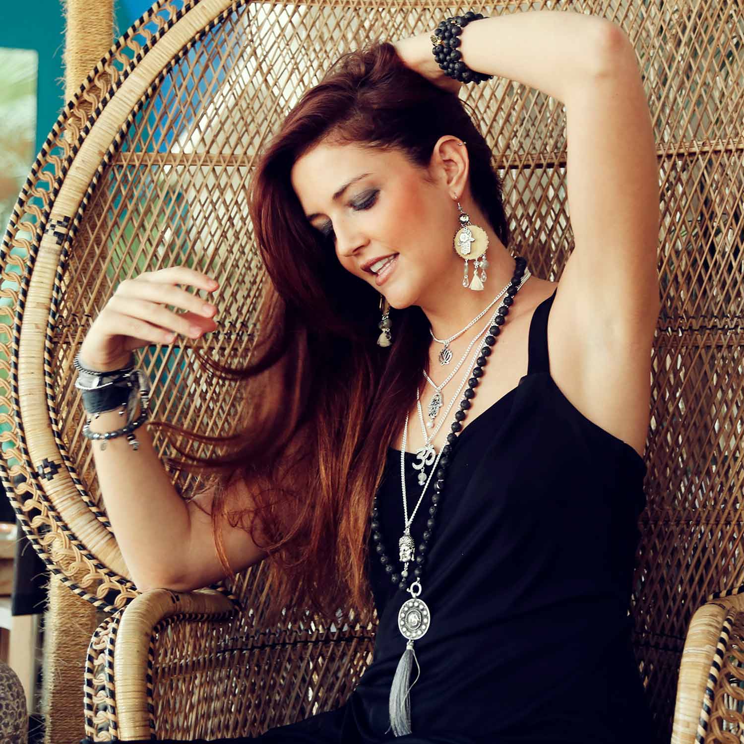 Ohrschmuck »Whisper of Light« – Labradorit & Silbergrau mit Schutzhand