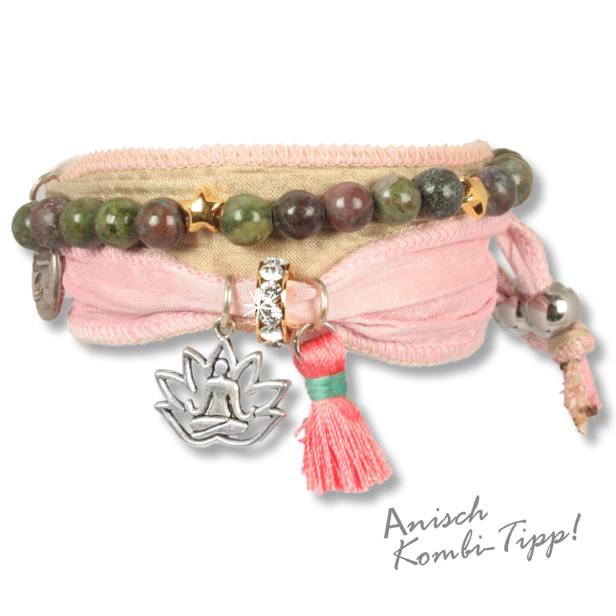 Handgefertigtes Stoffarmband aus Saris und Seidenstoffen in Rosé, Naturfarben und Gold. Verziert mit einer metallenen Lotusblume, die einen meditierenden Buddha zeigt, einer gelben Seidenquaste, einem Rondell besetzt mit tschechischen Kristallen. Herstell