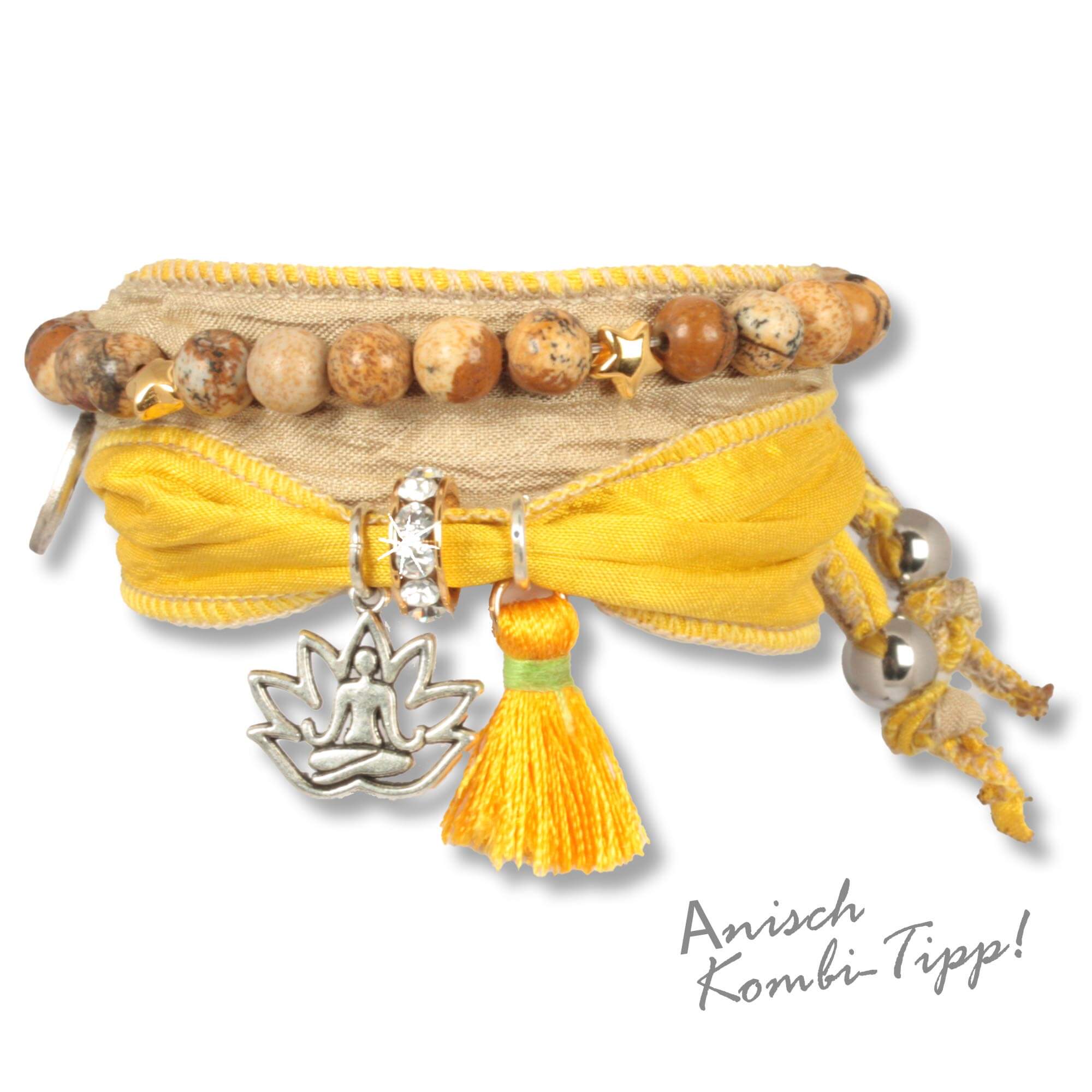 Handgefertigtes Stoffarmband aus Saris und Seidenstoffen in Gelb, Naturfarben und Gold. Verziert mit einer metallenen Lotusblume, die einen meditierenden Buddha zeigt, einer gelben Seidenquaste, einem Rondell besetzt mit tschechischen Kristallen. Herstell