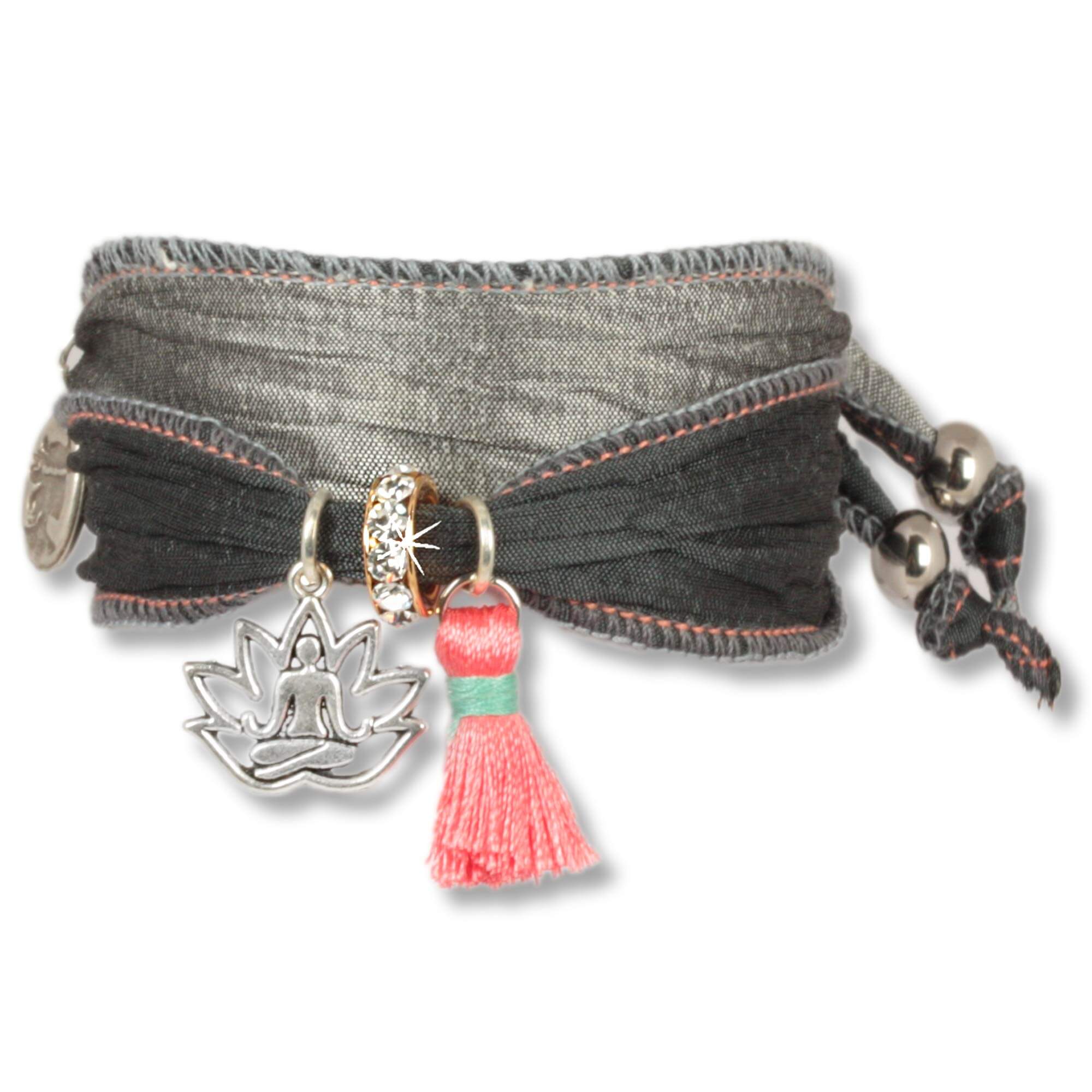 Armband aus Sari's und Seidenstoffen in Schwarz, Anthrazit, Silber mit Lotusanhänger, rosafarbenen Quaste und einem Rondell besetzt mit tschechischen Kristallen