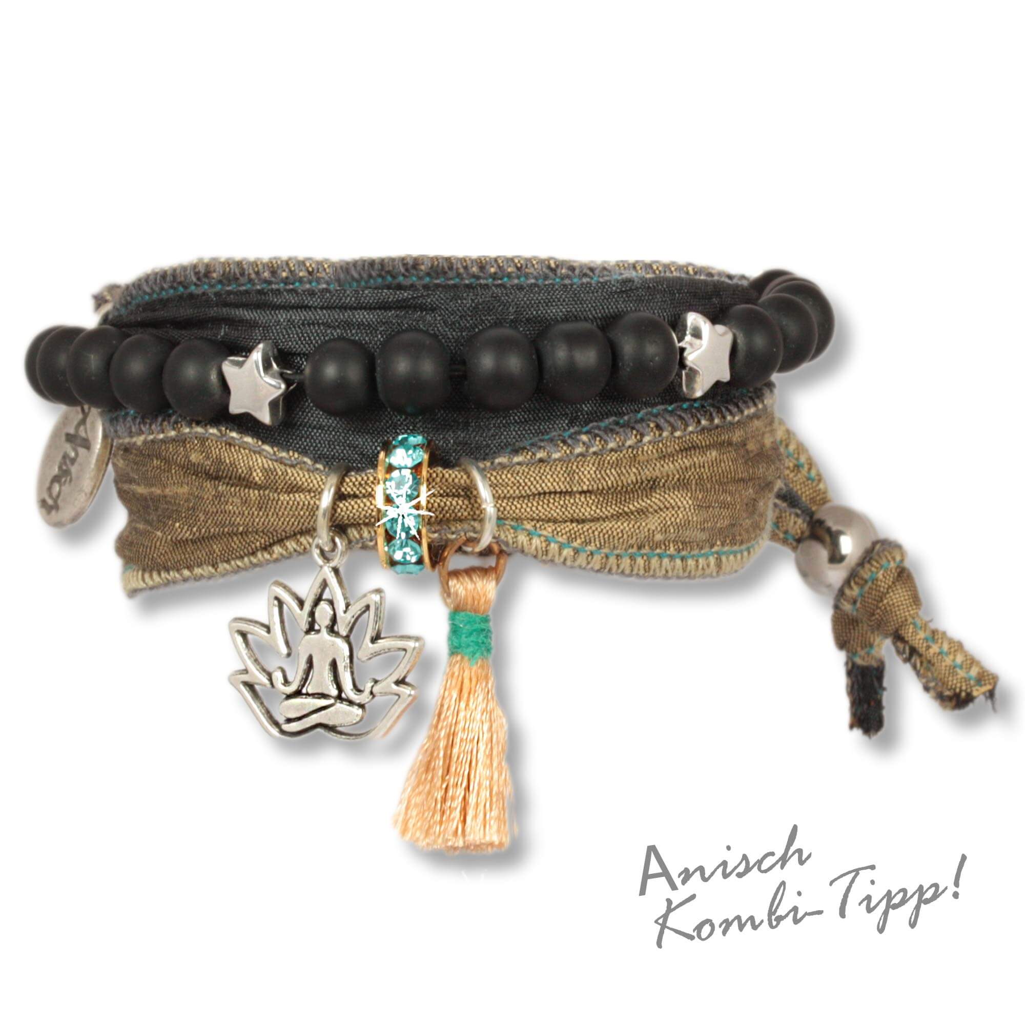 Handgefertigtes Stoffarmband aus Saris und Seidenstoffen in olive grün und anthrazit. Verziert mit einer metallenen Lotusblume, die einen meditierenden Buddha zeigt, einer rosé Seidenquaste, einem Rondell besetzt mit tschechischen Kristallen. Anísch